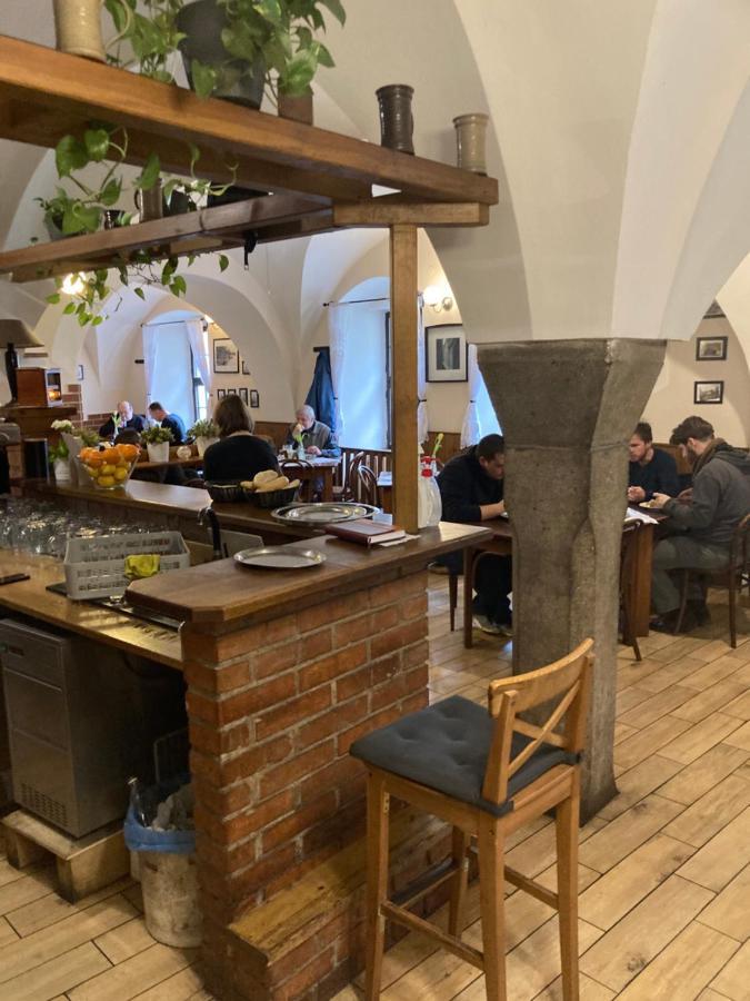 Penzion A Restaurace Modra Ruze Tábor Exterior photo