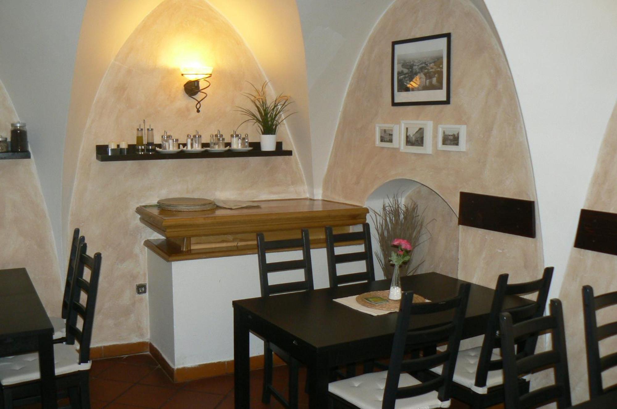 Penzion A Restaurace Modra Ruze Tábor Exterior photo