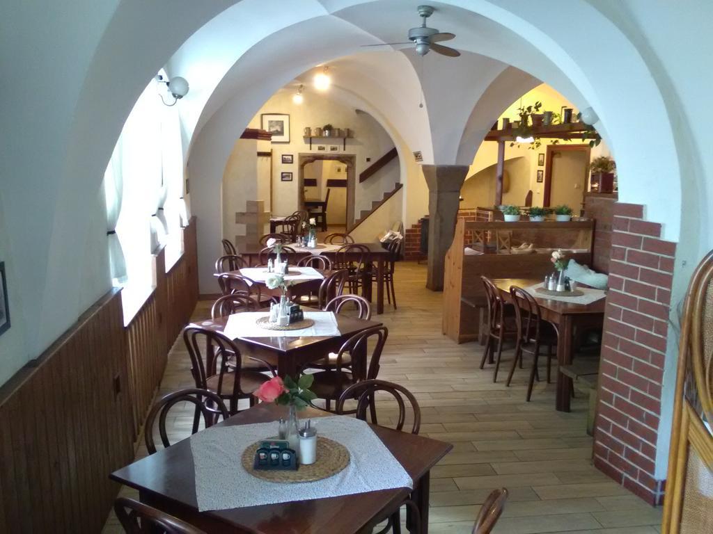 Penzion A Restaurace Modra Ruze Tábor Exterior photo