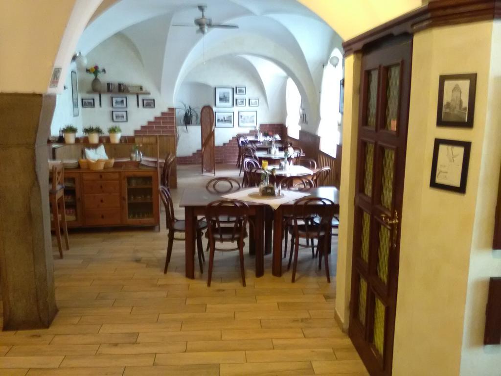 Penzion A Restaurace Modra Ruze Tábor Exterior photo