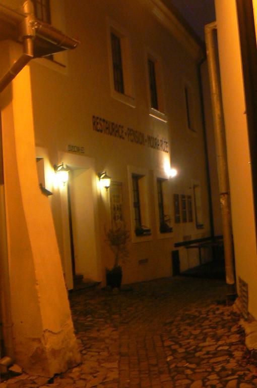 Penzion A Restaurace Modra Ruze Tábor Exterior photo
