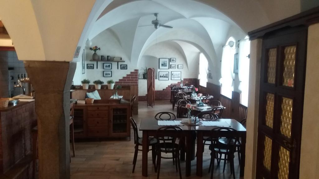 Penzion A Restaurace Modra Ruze Tábor Exterior photo